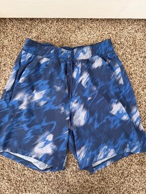 Lululemon Men’s Blue  Print Athletic Shorts Pace Breaker Linerless shorts 5”